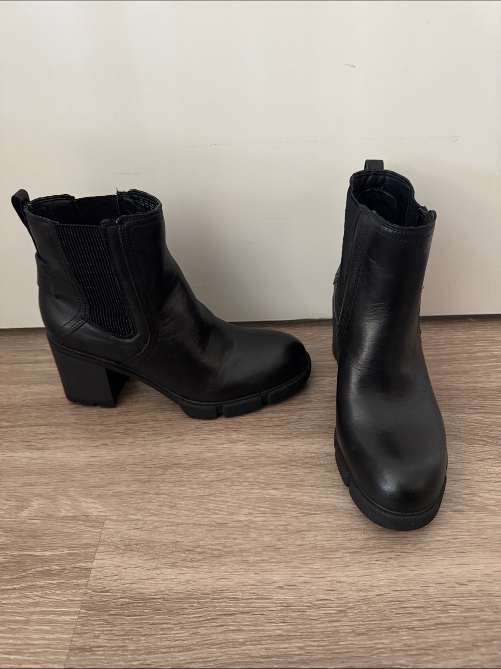 Naturalizer Black Leather Chelsea Ankle Boots Heeled Lug Sole Size 6.5